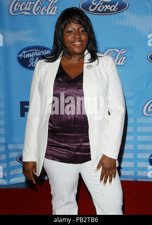 Lakista Jones arrivant à l'American Idol, le Top 12 des candidats à la finale à l'Astra Restaurant à Los Angeles. Sourire 3/4 veste blanche et pantJonesLakista027 Red Carpet Event, Vertical, USA, Cinéma, Célébrités, photographie, Bestof, Arts, Culture et divertissement, Célébrités Topix fashion / Vertical, Best of, événement dans la vie d'Hollywood, Californie - Tapis rouge et en backstage, USA, Cinéma, Célébrités, cinéma, télévision, Célébrités célébrités musique, photographie, Arts et culture, Bestof, divertissement, Topix, vertical, une seule personne, depuis les années 2006 à 2009, , inquir Banque D'Images