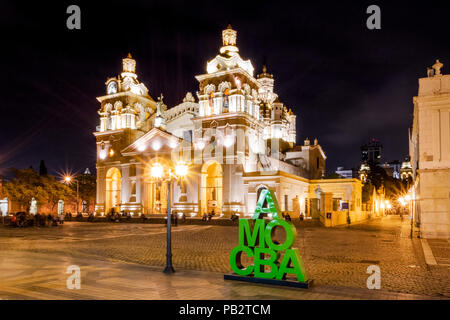 La Cathédrale de Cordoue et signe la nuit - ville de Cordoba, Argentine Banque D'Images