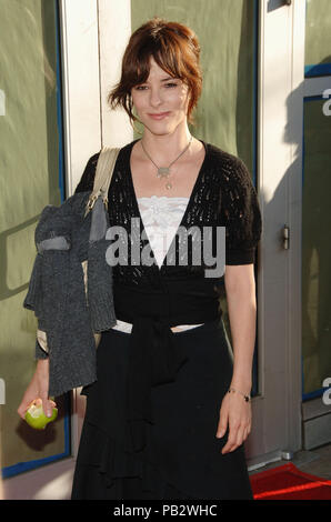 Parker Posey arrivant à la MAISON DU LAC Première à l'Arclight Theatre de Los Angeles. 13 juin 2006.PoseyParker010 Red Carpet Event, Vertical, USA, Cinéma, Célébrités, photographie, Bestof, Arts, Culture et divertissement, Célébrités Topix fashion / Vertical, Best of, événement dans la vie d'Hollywood, Californie - Tapis rouge et en backstage, USA, Cinéma, Célébrités, cinéma, télévision, Célébrités célébrités musique, photographie, Arts et culture, Bestof, divertissement, Topix, vertical, une seule personne, depuis les années 2006 à 2009, , tsuni@Gamma-USA.com enquête - les trois quarts Banque D'Images