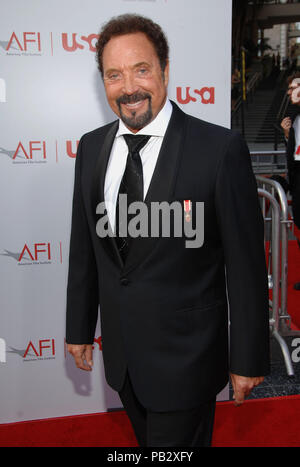 Tom Jones en arrivant à l'AFI Respect Sean Connery au Kodak Theatre de Los Angeles. Juin, 8, 2006.TomJones005 Red Carpet Event, Vertical, USA, Cinéma, Célébrités, photographie, Bestof, Arts, Culture et divertissement, Célébrités Topix fashion / Vertical, Best of, événement dans la vie d'Hollywood, Californie - Tapis rouge et en backstage, USA, Cinéma, Célébrités, cinéma, télévision, Célébrités célébrités musique, photographie, Arts et culture, Bestof, divertissement, Topix, vertical, une seule personne, depuis les années 2006 à 2009, , tsuni@Gamma-USA.com enquête - les trois quarts Banque D'Images