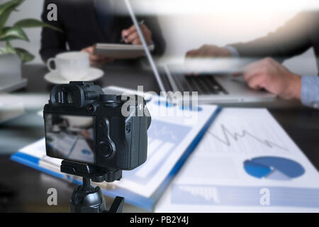 Ordinateur portable à l'aide de vlogger partage son content de faire l'enregistrement de vidéo pour ses tendances vlog Banque D'Images