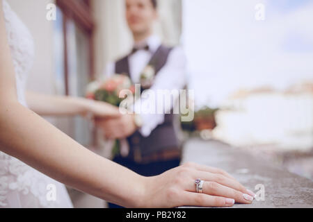 Groom détient la main de mariée Banque D'Images