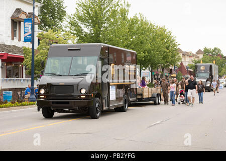 Frankenmuth, Michigan, USA - 10 juin 2018 Camions UPS en descendant la route au défilé du festival bavarois. Banque D'Images