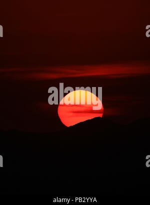 Imagen del sol esta tarde en ocultándose el poniente de Hermosillo. La capital de Sonora registro hoy una sensación de 51°C alrededor de las las 4h00 Banque D'Images