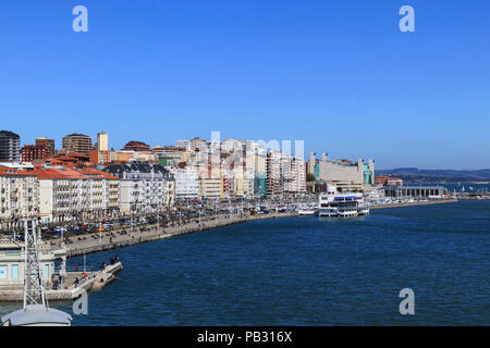Voir à partir de la mer et en hauteur le long du Paseo de Pereda, Santander, Espagne ciel bleu Banque D'Images