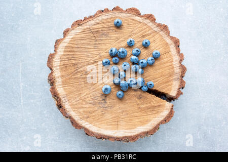 Blueberry sur moignon en bois arrière-plan. Et mûres bleuets cueillis frais juteux gros plan, Vue de dessus. Banque D'Images