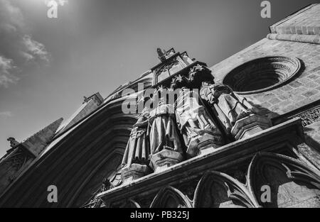 Cathédrale de Tarragone en Catalogne, Espagne. 12e siècle de style architectural roman et gothique - monochrome Banque D'Images