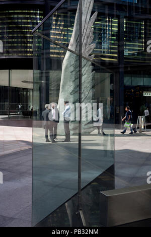 Les Londoniens à pied au-delà de la sculpture intitulée City Wing sur Threadneedle Street dans la ville de Londres, le quartier financier de la capitale, le 25 juillet 2018, à Londres, en Angleterre. L'aile est de la ville par l'artiste Christopher Le Brun. Les dix mètres de haut est la sculpture en bronze par le président de la Royal Academy of Arts, Christopher Le Brun, commandé par Hammerson en 2009. Elle est appelée 'La Ville' de l'aile et a été jeté par Morris Singer, fondateurs de l'art réputé pour être la plus ancienne fonderie d'art dans le monde. Banque D'Images