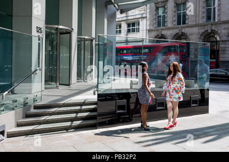 Les Londoniens à pied au-delà de la sculpture intitulée City Wing sur Threadneedle Street dans la ville de Londres, le quartier financier de la capitale, le 24 juillet 2018, à Londres, en Angleterre. Banque D'Images