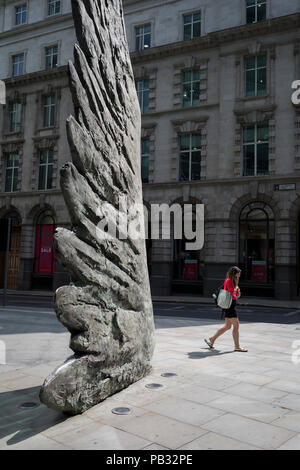 Les Londoniens à pied au-delà de la sculpture intitulée City Wing sur Threadneedle Street dans la ville de Londres, le quartier financier de la capitale, le 25 juillet 2018, à Londres, en Angleterre. L'aile est de la ville par l'artiste Christopher Le Brun. Les dix mètres de haut est la sculpture en bronze par le président de la Royal Academy of Arts, Christopher Le Brun, commandé par Hammerson en 2009. Elle est appelée 'La Ville' de l'aile et a été jeté par Morris Singer, fondateurs de l'art réputé pour être la plus ancienne fonderie d'art dans le monde. Banque D'Images