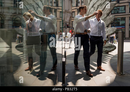 Les Londoniens à pied au-delà de la sculpture intitulée City Wing sur Threadneedle Street dans la ville de Londres, le quartier financier de la capitale, le 24 juillet 2018, à Londres, en Angleterre. L'aile est de la ville par l'artiste Christopher Le Brun. Les dix mètres de haut est la sculpture en bronze par le président de la Royal Academy of Arts, Christopher Le Brun, commandé par Hammerson en 2009. Elle est appelée 'La Ville' de l'aile et a été jeté par Morris Singer, fondateurs de l'art réputé pour être la plus ancienne fonderie d'art dans le monde. Banque D'Images