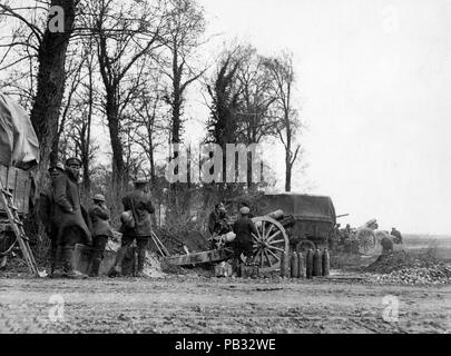 Photographie officielle prise sur le front occidental britannique montrant des soldats et des canons d'artillerie Banque D'Images