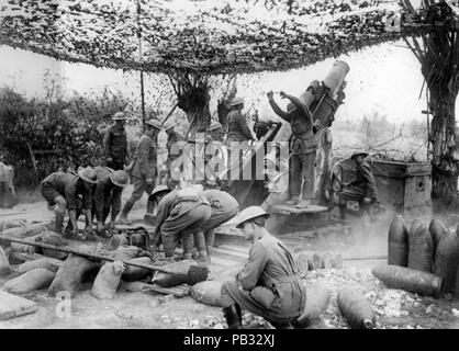 Photographie officielle prise sur le front occidental britannique montrant des soldats chargeant des canons d'artillerie Banque D'Images