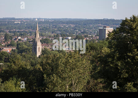 Les toits des maisons et de la rivière Sydenham dans la distance, les grands bâtiments des Docklands de Londres, le 23 juillet 2018, à Londres, en Angleterre. Banque D'Images