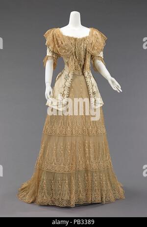 Robe de soirée. Culture : le français. Chambre Design : Rouff (Français, 1844-1914). Date : ca. 1895. C'est un exemple clair de l'amour pour réinterpréter l'esthétique du xviiie siècle qui a prévalu à la Belle Époque, évoquant la grandeur et le romantisme de l'époque. Cette robe de soirée corsage précisément référence à l'amende pour hommes gilets brodés de la période, mais avec des motifs très délicate et féminine évoquant le style rococo de weaver Philippe de Lasalle (1723-1804). Musée : Metropolitan Museum of Art, New York, USA. Banque D'Images