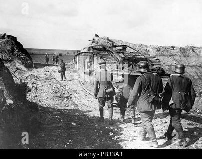 Photographie officielle prise sur le front occidental britannique montrant des soldats suivant le char Banque D'Images