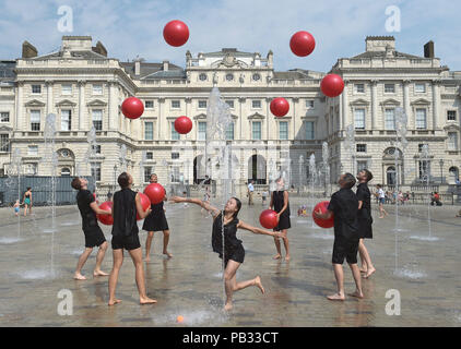 Les jongleurs et danseurs effectuer extraits de Cascade, une commission spéciale de Gandini Juggling, dans les fontaines à Somerset House à Londres pendant un appel de photo Circus échantillonneur. L'événement fait partie de Circus250, la célébration nationale du 250e anniversaire de cirque moderne. Banque D'Images