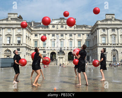 Les jongleurs et danseurs effectuer extraits de Cascade, une commission spéciale de Gandini Juggling, dans les fontaines à Somerset House à Londres pendant un appel de photo Circus échantillonneur. L'événement fait partie de Circus250, la célébration nationale du 250e anniversaire de cirque moderne. Banque D'Images