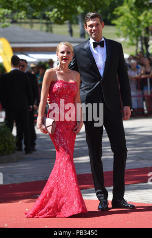 Bayreuth, Deutschland. Le 25 juillet, 2018. Designer Sonja Kiefer avec ami Cedric Schwarz, ouverture de la Festival Richard Wagner de Bayreuth en 2018. Tapis rouge sur 25.07.2018. Gruener Huegel, Bayreuth Festspielhaus.. Utilisation dans le monde entier | Credit : dpa/Alamy Live News Banque D'Images