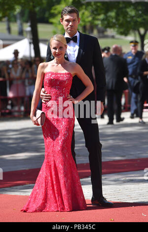 Bayreuth, Deutschland. Le 25 juillet, 2018. Designer Sonja Kiefer avec ami Cedric Schwarz, ouverture de la Festival Richard Wagner de Bayreuth en 2018. Tapis rouge sur 25.07.2018. Gruener Huegel, Bayreuth Festspielhaus.. Utilisation dans le monde entier | Credit : dpa/Alamy Live News Banque D'Images