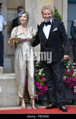 Bayreuth, Deutschland. Le 25 juillet, 2018. Showmaster Thomas Gottschalk avec femme Thea à son arrivée. Ouverture du Festival Richard Wagner de Bayreuth en 2018. Tapis rouge sur 25.07.2018. Gruener Huegel, Bayreuth Festspielhaus.. Utilisation dans le monde entier | Credit : dpa/Alamy Live News Banque D'Images