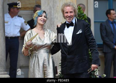 Bayreuth, Deutschland. Le 25 juillet, 2018. Showmaster Thomas Gottschalk avec femme Thea à son arrivée. Ouverture du Festival Richard Wagner de Bayreuth en 2018. Tapis rouge sur 25.07.2018. Gruener Huegel, Bayreuth Festspielhaus.. Utilisation dans le monde entier | Credit : dpa/Alamy Live News Banque D'Images