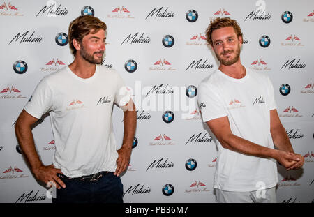 Hambourg, Allemagne. Le 25 juillet, 2018. 25.07.2018, Hambourg : Boris Herrmann (L) et Pierre Casiraghi, fils de la princesse Caroline von Hannover, marin en haute mer, sont devant un mur avec des logos. Axel Heimken Crédit :/dpa/Alamy Live News Banque D'Images