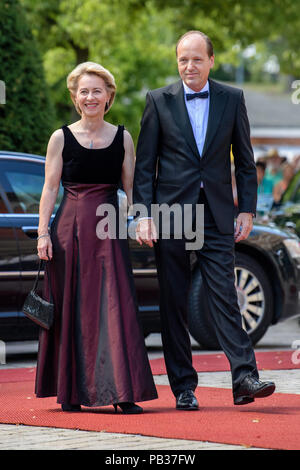 Munich, Allemagne. Le 25 juillet, 2018. Ursula von der Leyen, de l'Union chrétienne-démocrate (CDU), Ministre fédéral de la Défense, et son mari Heiko von der Leyen arrivent pour la premiere au Festspielhaus. Le Festival Richard Wagner 2018 commence avec la nouvelle production de la 'Lohengrin'. Du 25 juillet au 29 août, les amateurs de musique classique du monde entier se rendront à Bayreuth pour écouter les opéras de Richard Wagner pour cinq semaines sur le 'Green'. Credit : Matthias Balk/dpa/Alamy Live News Banque D'Images