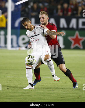 Los Angeles, Californie, USA. Le 25 juillet, 2018. Défenseur de Manchester United Luke Shaw (23) le dispute à l'AC Milan avant de Suso (8) au cours de la Champions Cup Match International le 25 juillet 2018 à Carson, Californie. Manchester United a remporté 9-8 en tirs de barrage. Ringo : crédit Chiu/ZUMA/Alamy Fil Live News Banque D'Images