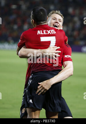 Los Angeles, Californie, USA. Le 25 juillet, 2018. L'avant du Manchester United Alexis Sanchez (7) célèbre son but avec coéquipier défenseur Manchester United, Tuanzebe Axel (38) au cours de l'International Champions Cup match contre l'AC Milan le 25 juillet 2018 à Carson, Californie. Manchester United a remporté 9-8 en tirs de barrage. Ringo : crédit Chiu/ZUMA/Alamy Fil Live News Banque D'Images