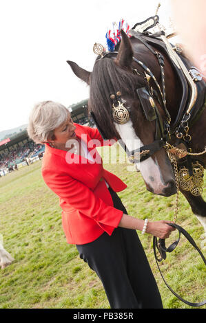 Llanelwedd, Powys, au Royaume-Uni. 26 juillet 2018. Premier ministre Theresa mai visite le Royal Welsh Show agricole. Le Royal Welsh Show agricole est salué comme le plus grand et plus prestigieux événement du genre en Europe. Plus de 200 000 visiteurs sont attendus cette semaine au cours de la période de quatre jours. Le tout premier spectacle a été à Aberystwyth en 1904 et a attiré 442 entrées de l'élevage. © Graham M. Lawrence/Alamy Live News. Banque D'Images