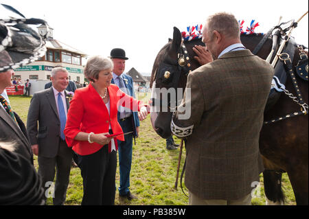 Llanelwedd, Powys, au Royaume-Uni. 26 juillet 2018. Premier ministre Theresa mai visite le Royal Welsh Show agricole. Le Royal Welsh Show agricole est salué comme le plus grand et plus prestigieux événement du genre en Europe. Plus de 200 000 visiteurs sont attendus cette semaine au cours de la période de quatre jours. Le tout premier spectacle a été à Aberystwyth en 1904 et a attiré 442 entrées de l'élevage. © Graham M. Lawrence/Alamy Live News. Banque D'Images