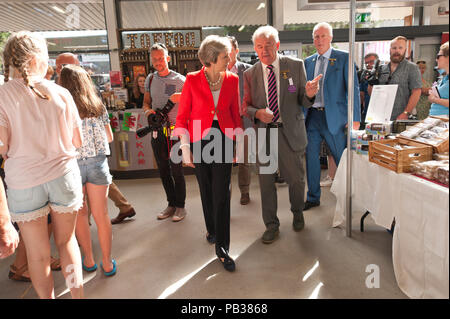 Llanelwedd, Powys, au Royaume-Uni. 26 juillet 2018. Premier ministre Theresa mai visite le Royal Welsh Show agricole. Le Royal Welsh Show agricole est salué comme le plus grand et plus prestigieux événement du genre en Europe. Plus de 200 000 visiteurs sont attendus cette semaine au cours de la période de quatre jours. Le tout premier spectacle a été à Aberystwyth en 1904 et a attiré 442 entrées de l'élevage. © Graham M. Lawrence/Alamy Live News. Banque D'Images