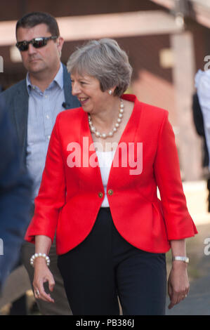 Llanelwedd, Powys, au Royaume-Uni. 26 juillet 2018. Premier ministre Theresa mai visite le Royal Welsh Show agricole. Le Royal Welsh Show agricole est salué comme le plus grand et plus prestigieux événement du genre en Europe. Plus de 200 000 visiteurs sont attendus cette semaine au cours de la période de quatre jours. Le tout premier spectacle a été à Aberystwyth en 1904 et a attiré 442 entrées de l'élevage. © Graham M. Lawrence/Alamy Live News. Banque D'Images