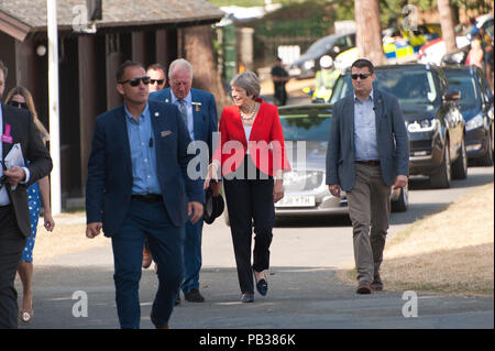 Llanelwedd, Powys, au Royaume-Uni. 26 juillet 2018. Premier ministre Theresa mai visite le Royal Welsh Show agricole. Le Royal Welsh Show agricole est salué comme le plus grand et plus prestigieux événement du genre en Europe. Plus de 200 000 visiteurs sont attendus cette semaine au cours de la période de quatre jours. Le tout premier spectacle a été à Aberystwyth en 1904 et a attiré 442 entrées de l'élevage. © Graham M. Lawrence/Alamy Live News. Banque D'Images