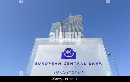 Déposée - 07 septembre 2016, l'Allemagne, Frankfurt am Main : Le siège de la Banque centrale européenne (BCE) à Francfort am Main (Hesse) dépasse de derrière une stèle avec le logo de la BCE. (Sur 'dpa Conseil des gouverneurs de la BCE rencontre avec décision en matière de taux d'intérêt' du 26.07.2018) Photo : Arne Dedert/dpa Banque D'Images