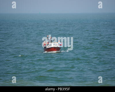 Sheerness, Kent, UK. 26 juillet, 2018. Météo France : marins profitez de la vague de Sheerness, Kent. Credit : James Bell/Alamy Live News Banque D'Images