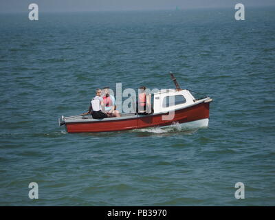 Sheerness, Kent, UK. 26 juillet, 2018. Météo France : marins profitez de la vague de Sheerness, Kent. Credit : James Bell/Alamy Live News Banque D'Images