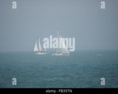 Sheerness, Kent, UK. 26 juillet, 2018. Météo France : marins profitez de la vague de Sheerness, Kent. Credit : James Bell/Alamy Live News Banque D'Images