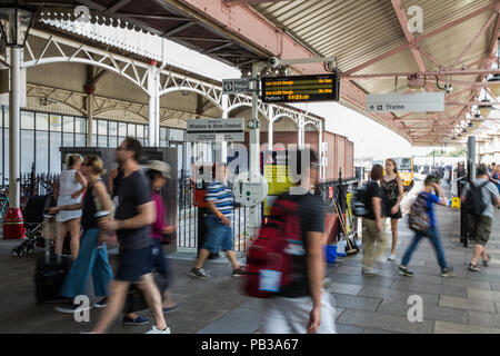 Windsor, Royaume-Uni. 26 juillet, 2018. Les passagers arrivent à Windsor et Eton Central Rail Station. Skanska et Windsor Link Railway sont censés présenter des plans pour une nouvelle liaison ferroviaire nécessitant un tunnel entre la centrale Windsor et Eton et Windsor et Eton Riverside stations pour rejoindre Slough avec Waterloo, ainsi qu'un lien vers l'aéroport de Heathrow dans le sud. Credit : Mark Kerrison/Alamy Live News Banque D'Images