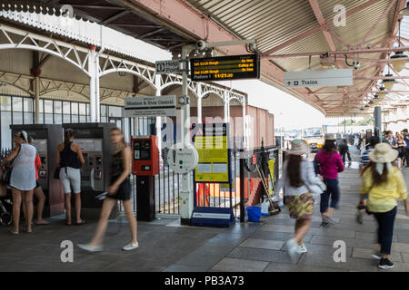 Windsor, Royaume-Uni. 26 juillet, 2018. Les passagers arrivent à Windsor et Eton Central Rail Station. Skanska et Windsor Link Railway sont censés présenter des plans pour une nouvelle liaison ferroviaire nécessitant un tunnel entre la centrale Windsor et Eton et Windsor et Eton Riverside stations pour rejoindre Slough avec Waterloo, ainsi qu'un lien vers l'aéroport de Heathrow dans le sud. Credit : Mark Kerrison/Alamy Live News Banque D'Images