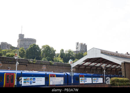 Windsor, Royaume-Uni. 26 juillet, 2018. Les passagers arrivent à Windsor et Eton Riverside rail station. Skanska et Windsor Link Railway sont censés présenter des plans pour une nouvelle liaison ferroviaire nécessitant un tunnel entre la centrale Windsor et Eton et Windsor et Eton Riverside stations pour rejoindre Slough avec Waterloo, ainsi qu'un lien vers l'aéroport de Heathrow dans le sud. Credit : Mark Kerrison/Alamy Live News Banque D'Images