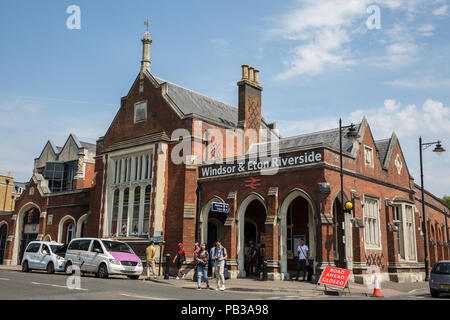 Windsor, Royaume-Uni. 26 juillet, 2018. Les passagers quitter Windsor et Eton Riverside rail station. Skanska et Windsor Link Railway sont censés présenter des plans pour une nouvelle liaison ferroviaire nécessitant un tunnel entre la centrale Windsor et Eton et Windsor et Eton Riverside stations pour rejoindre Slough avec Waterloo, ainsi qu'un lien vers l'aéroport de Heathrow dans le sud. Credit : Mark Kerrison/Alamy Live News Banque D'Images