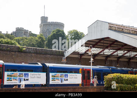 Windsor, Royaume-Uni. 26 juillet, 2018. Les passagers arrivent à Windsor et Eton Riverside rail station. Skanska et Windsor Link Railway sont censés présenter des plans pour une nouvelle liaison ferroviaire nécessitant un tunnel entre la centrale Windsor et Eton et Windsor et Eton Riverside stations pour rejoindre Slough avec Waterloo, ainsi qu'un lien vers l'aéroport de Heathrow dans le sud. Credit : Mark Kerrison/Alamy Live News Banque D'Images