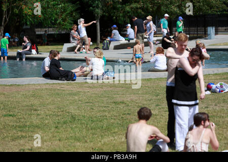 Edimbourg, Ecosse. UK. 26 juillet. Les membres du public profiter du beau temps dans la capitale de l'Ecosse que la température augmenter de près de 30 degrés.. Pako Mera/Alamy Live News. Banque D'Images