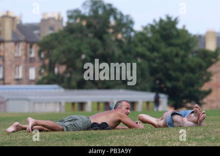 Edimbourg, Ecosse. UK. 26 juillet. Les membres du public profiter du beau temps dans la capitale de l'Ecosse que la température augmenter de près de 30 degrés.. Pako Mera/Alamy Live News. Banque D'Images