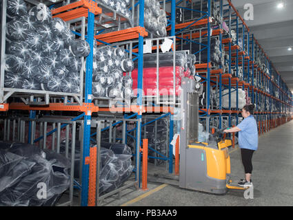 (180726) -- SHANGHAI, le 26 juillet 2018 (Xinhua) -- un membre du personnel travaille dans une semi-automatique à un système de stockage textile teinturerie à Shaoxing, Province de Zhejiang, Chine orientale, le 26 juillet 2018. À partir de 2010, l'impression et la teinture des usines dispersées autour du District de Shaoxing - Shaoxing sont passés par trois d'un plan de restructuration, qui a réussi à les rassembler dans une zone industrielle dédiée équipée de services publics respectueux de l'environnement et d'élimination des déchets. En 2017, la valeur totale du produit de l'industrie a connu une croissance de 20. 3 pour cent, tandis que la production de documents imprimés textil Banque D'Images