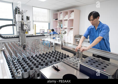 +(180726) -- SHANGHAI, le 26 juillet 2018 (Xinhua) -- un membre du personnel recueille la machine-pigment préparé à une solutions teinturerie à Shaoxing, Province de Zhejiang, Chine orientale, le 26 juillet 2018. À partir de 2010, l'impression et la teinture des usines dispersées autour du District de Shaoxing - Shaoxing sont passés par trois d'un plan de restructuration, qui a réussi à les rassembler dans une zone industrielle dédiée équipée de services publics respectueux de l'environnement et d'élimination des déchets. En 2017, la valeur totale du produit de l'industrie a connu une croissance de 20. 3 pour cent, tandis que la production de textiles imprimés g Banque D'Images