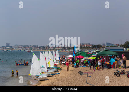 Petits Dériveurs avec ventes blanc sur la plage de Thorpe Bay lors de canicule de juillet 2018 Banque D'Images