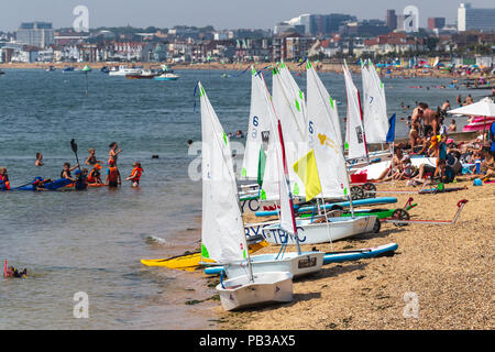 Petits Dériveurs avec ventes blanc sur la plage de Thorpe Bay lors de canicule de juillet 2018 Banque D'Images